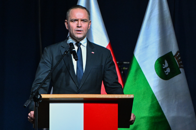 Prezydent elekt Karol Nawrocki podczas obchodów 82. rocznicy "Krwawej niedzieli" w miejscu planowanej budowy Muzeum Pamięci Ofiar Rzezi Wołyńskiej w Chełmie Fot. PAP/Wojtek Jargiło