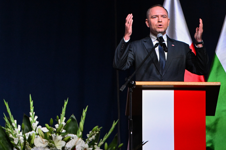 Chełm, 11.07.2025. Prezydent elekt Karol Nawrocki podczas obchodów 82. rocznicy "Krwawej niedzieli" w miejscu planowanej budowy Muzeum Pamięci Ofiar Rzezi Wołyńskiej w Chełmie. Fot. PAP/Wojtek Jargiło