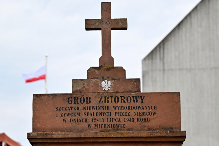 Grób Zbiorowy na terenie Mauzoleum Martyrologii Wsi Polskich w Michniowie. Dzień Walki i Męczeństwa Wsi Polskiej oraz 82. Rocznica Pacyfikacji Wsi Michniów. Fot. PAP/Piotr Polak