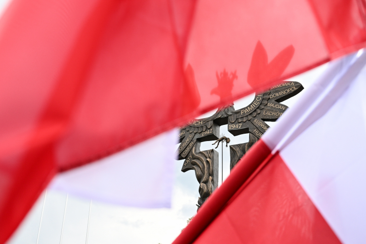 Uroczystości Narodowego Dnia Pamięci o Polakach – Ofiarach Ludobójstwa dokonanego przez OUN i UPA na ziemiach wschodnich II Rzeczypospolitej Polskiej pod pomnikiem „Rzeź Wołyńska” w Domostawie. Fot. PAP/Darek Delmanowicz
