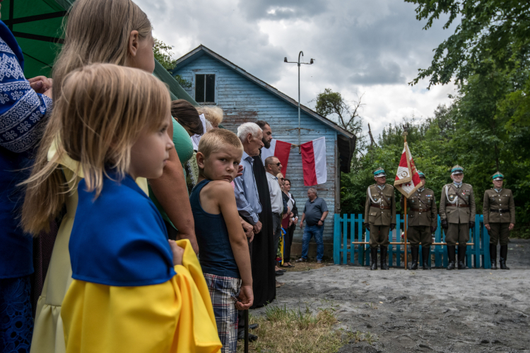 Zielony Dąb, Ukraina, 12.07.2025 r. Uroczystości upamiętniające ofiary tragedii wołyńskiej w miejscowości Zielony Dąb w obwodzie rówieńskim. Fot. PAP/Vladyslav Musiienko