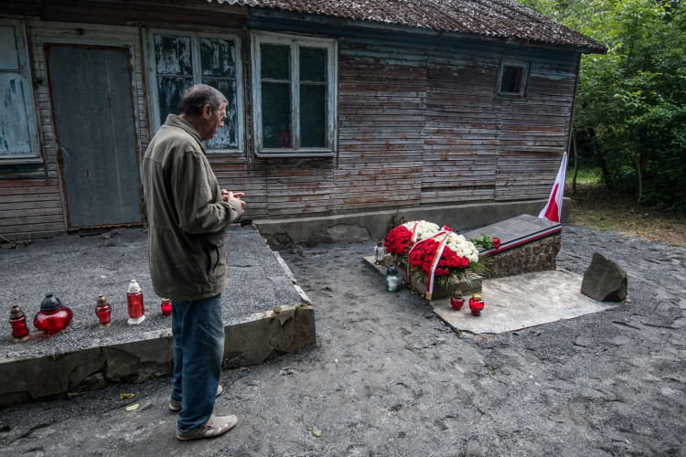 Uroczystości upamiętniające ofiary zbrodni wołyńskiej w miejscowości Zielony Dąb w obwodzie rówieńskim 12 lipca 2025 r. Fot. PAP/Vladyslav Musiienko