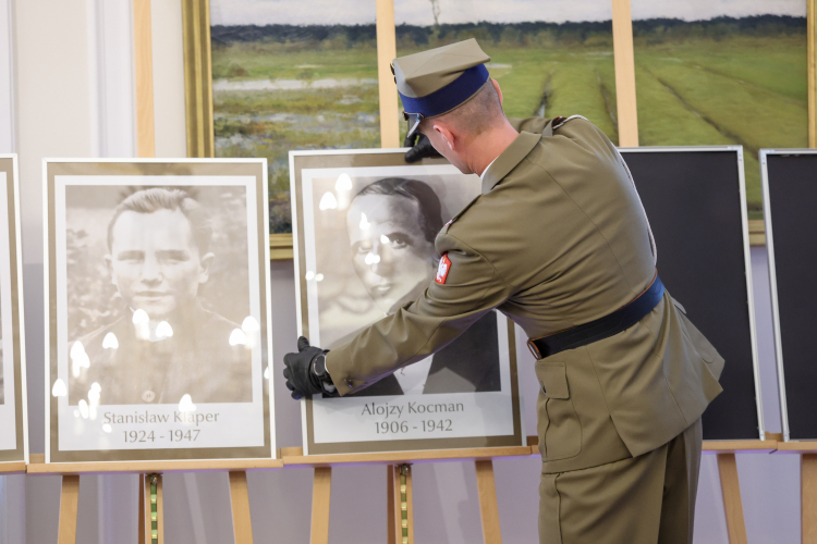Uroczystość wręczenia not identyfikacyjnych członkom rodzin ofiar totalitaryzmów odbyła się w Belwederze w Warszawie. Fot. PAP/Marian Zubrzycki 