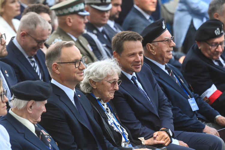 Prezydent RP Andrzej Duda i prezydent Warszawy Rafał Trzaskowski podczas uroczystości z okazji 81. rocznicy Powstania Warszawskiego
