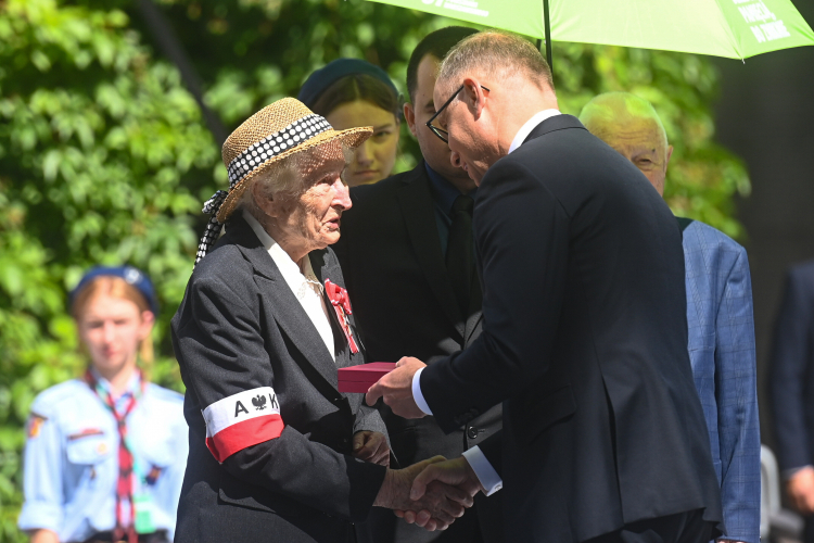 Prezydent Andrzej Duda wręcza Krzyż Komandorski Orderu Odrodzenia Polski uczestniczce Powstania Warszawskiego Halinie Strzeleckiej. Fot. PAP/Piotr Nowak