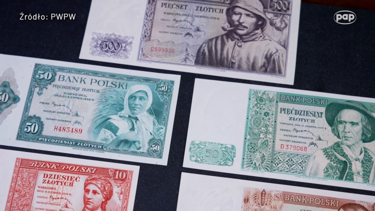 Niektóre z dokumentów i artefaktów przekazanych Archiwum Akt Nowych w Warszawie.