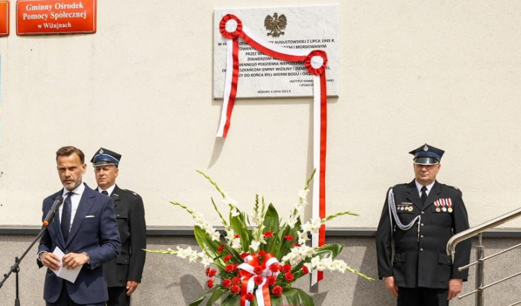 W Wiżajnach odsłonięto tablicę upamiętniającą ofiary obławy augustowskiej. Fot. Podlaski Urząd Wojewódzki
