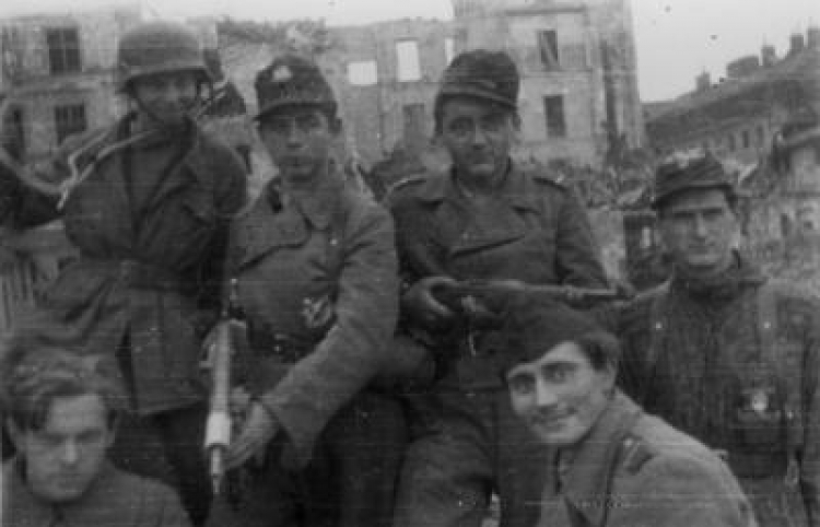 Żołnierze batalionu „Miotła” na Starym Mieście, sierpień 1944. Fot. AIPN