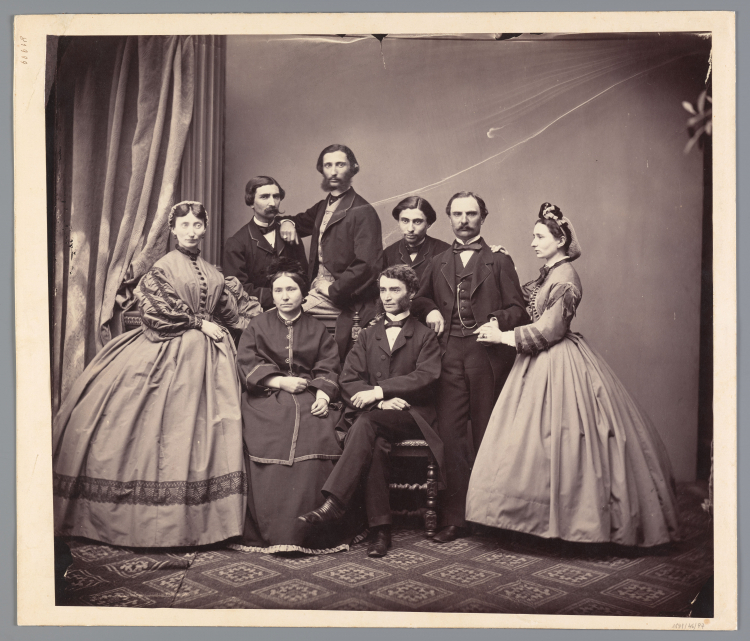 Portret rodziny Maksymiliana Fajansa w atelier, ok. 1865, odbitka na papierze albuminowym z negatywu szklanego kolodionowego. Fot. Muzeum Narodowe w Warszawie