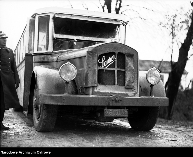 Autobus Saurer ze szwajcarskimi numerami rejestracyjnymi podczas prób przeprowadzanych na polskich drogach w 1930 r. Fot. Narodowe Archiwum Cyfrowe