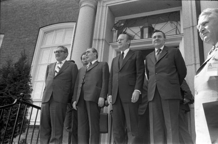 Na zdjęciu od lewej: Henry Kissinger, Leonid Breschnew, Gerald Ford i Andrei Gromyko przed budynkiem ambasady USA Helsinki, sierpień 1975 r. /Źródło: de.wikipedia