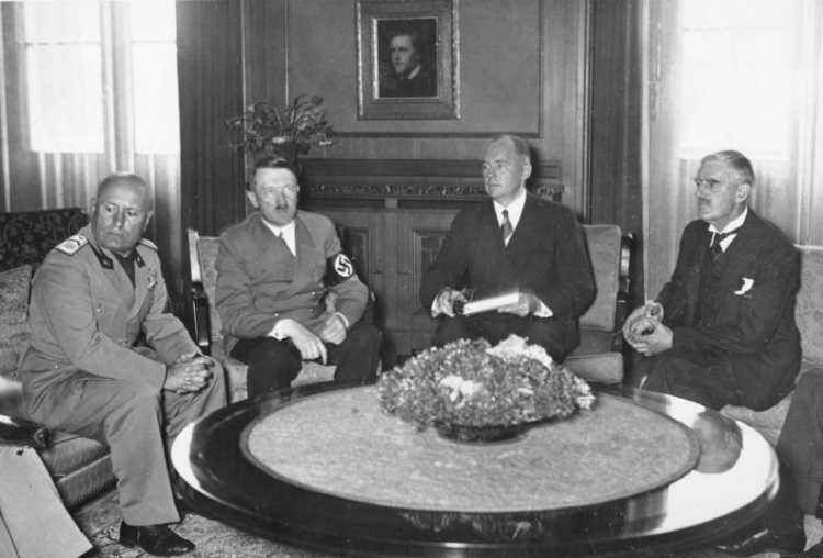 Konferencja monachijska 29 września 1938 r. w Führerbau na Königsplatz w Monachium, od lewej: Benitto Mussolini, Adolf Hitler, tłumacz Paul Otto G. Schmidt, Neville Chamberlain. Fot. Bundesarchiv, Bild 146-1970-052-24 / CC-BY-SA 3.0, CC BY-SA 3.0 DE <https://creativecommons.org/licenses/by-sa/3.0/de/deed.en>, via Wikimedia Commons