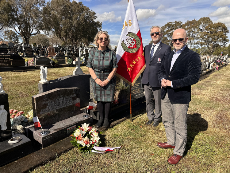 15 sierpnia w Dniu Wojska Polskiego na grobie Zbigniewa Jasińskiego, poety, żołnierza Powstania Warszawskiego, autora znanego wiersza „Żądamy amunicji" pojawił się znak Instytutu Pamięci Narodowej GRAVE OF A VETERAN - Weteran Walk o Niepodległość i Wolność Polski.