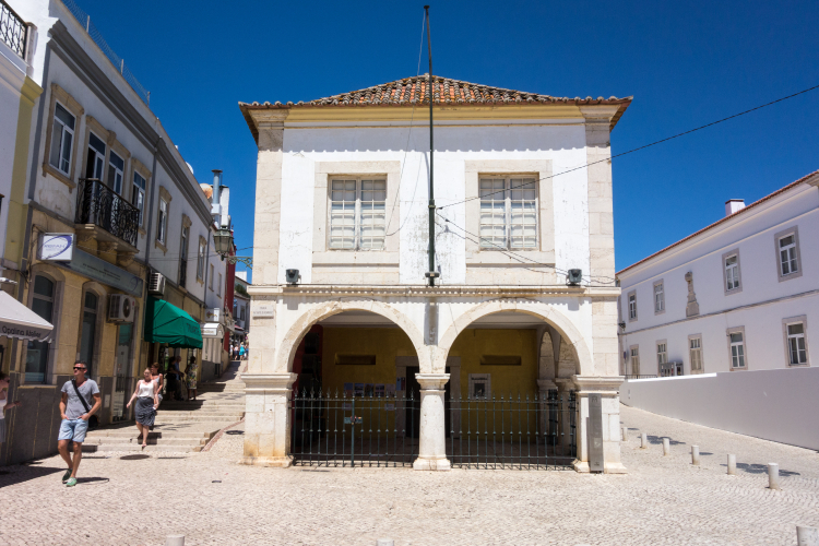 Budynek, w którym mieścił się targ niewolników w Lagos, Portugalia. Fot. Martin Robson from Brighton, UK, CC BY-SA 2.0 <https://creativecommons.org/licenses/by-sa/2.0>, via Wikimedia Commons