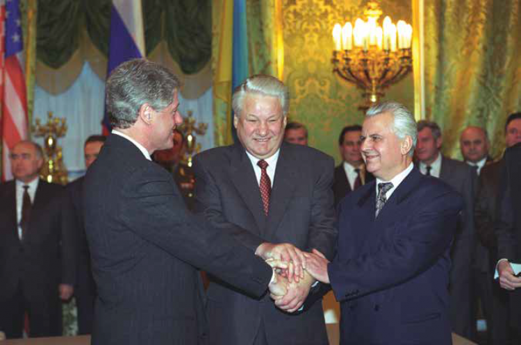 Prezydent USA Bill Clinton, prezydent Rosji Borys Jelcyn i prezydent Ukrainy Łeonid Krawczuk po podpisaniu Trójstronnego Oświadczenia w Moskwie 14 stycznia 1994 r. Fot. U.S. government employee, photo from William J. Clinton Presidential Library, Public domain, via Wikimedia Commons