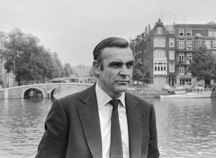 Sean Connery podczas kręcenia filmu "Diamenty są wieczne" z 1971 r. Fot. Rob Mieremet, CC BY-SA 3.0 NL <https://creativecommons.org/licenses/by-sa/3.0/nl/deed.en>, via Wikimedia Commons