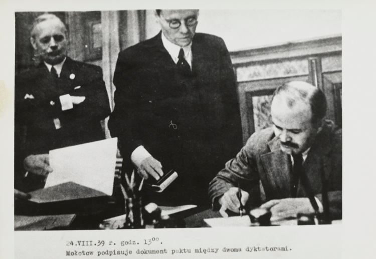 Mołotow podpisuje dokument paktu między dwoma dyktatorami. /Biblioteka Narodowa/Domenapubliczna/Polona.pl