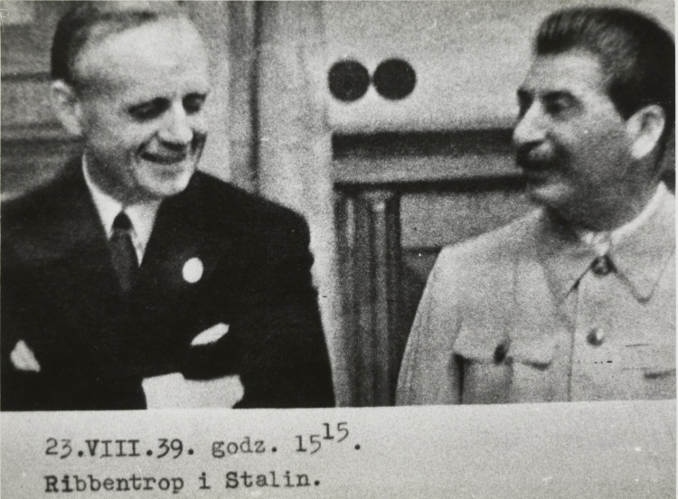 Ribbentrop i Stalin po podpisaniu paktu Ribbentrop-Mołotow (1939)/Biblioteka Narodowa/Polona