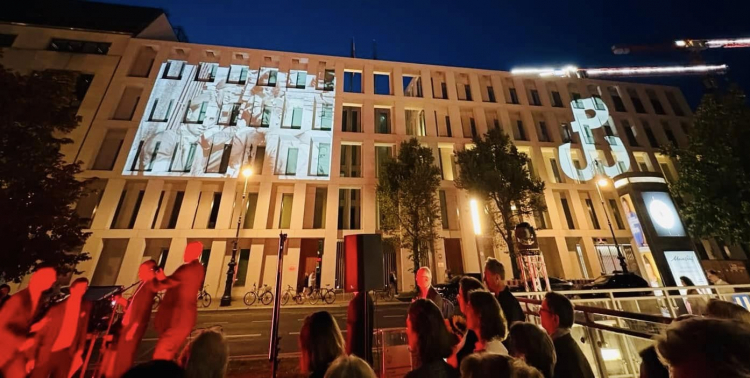 Prezentacja na fasadzie Ambasady RP w Berlinie w 81. rocznicę Powstania Warszawskiego. Fot. materiały ambasady RP
