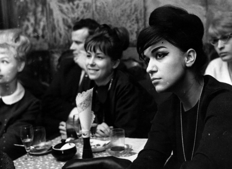 Ewa Demarczyk (z prawej) w 1964 r. Fot. PAP/CAF/Cezary Langda