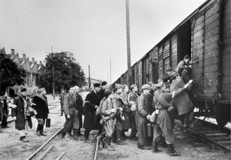 Pruszków, październik 1944 r. Transport mieszkańców Warszawy z obozów przejściowych w Pruszkowie. Fot. PAP/CAF