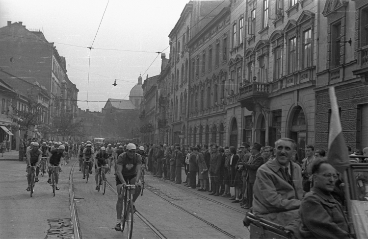 Pierwszy powojenny Wyścig Kolarski Dookoła Polski (VI Tour de Pologne) na trasie Kraków–Warszawa. Fot. PAP/CAF