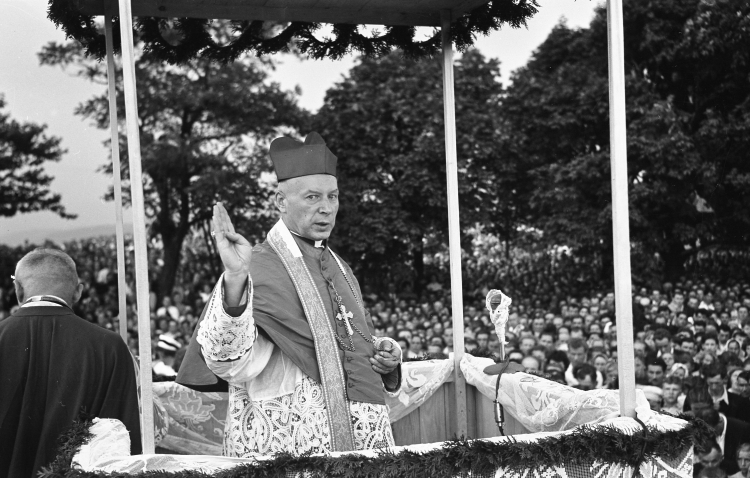 Bardo 15.08.1959. Udział w odpuście Wniebowzięcia Najświętszej Maryi Panny prymasa Polski, księdza kardynała Stefana Wyszyńskiego w Sanktuarium Matki Bożej Bardzkiej – Strażniczki Wiary Świętej w Bardzie Śląskim koło Kłodzka, Bardo, 15 sierpnia 1959 r. Fot. PAP/Eugeniusz Wołoszczuk