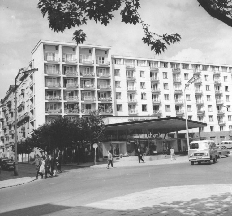 Na prezentowanej fotografii wykonanej w 1964 r. przez Edmunda Uchymiaka widać właśnie pawilon Chemii na rogu ulic Brackiej i Nowogrodzkiej, który znalazł się na liście dóbr kultury współczesnej opracowanej przez warszawski oddział Stowarzyszenia Architektów Polskich.