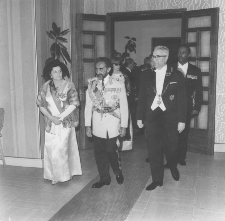 Wizyta I sekretarza KC PZPR Edwarda Ochaba w Etiopii, 1965 r. Przyjęcie wydane przez Edwarda Ochaba w hotelu Gron w Addis Abebie. Nz. Edward Ochab (P) z małżonką (L) oraz cesarz Hajle Syllasje. Fot. PAP/CAF- Stanisław Czarnogórski