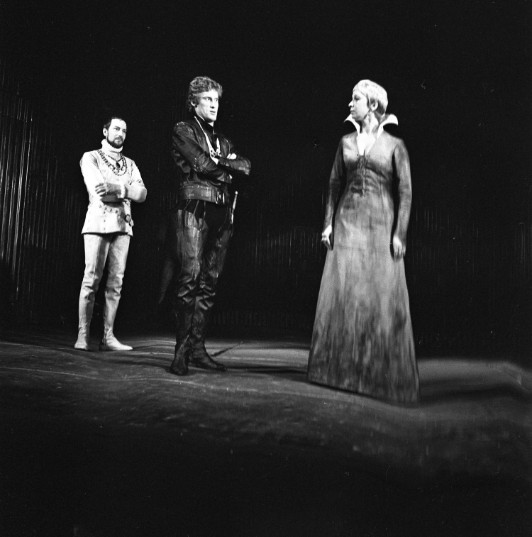 Jerzy Kamas jako Klaudiusz (L), Daniel Olbrychski jako Hamlet (S) i Zofia Kucówna jako Gertruda podczas próby generalnej w Teatrze Narodowym sztuki pt. „Hamlet”, wg Williama Shakespeare’a, w reż. Adama Hanuszkiewicza. Premiera przedstawienia odbyła się 16 kwietnia 1970 r. Fot. PAP/Henryk Rosiak