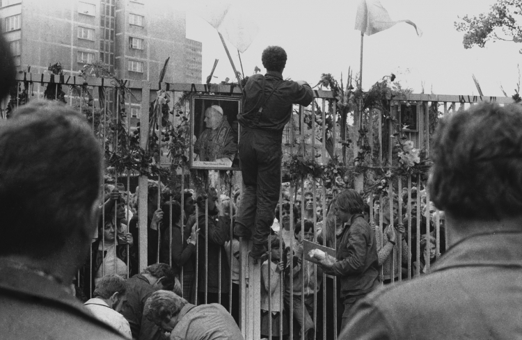 Gdańsk, 22 sierpnia 1980 r. Strajkujący pracownik Stoczni Gdańskiej im. Lenina na bramie stoczni. Fot. PAP/CAF/Janusz Uklejewski