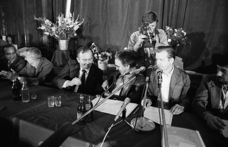 Historyczna kamera na historycznym zdjęciu: reprezentujący rząd Kazimierz Barcikowski (trzeci z prawej) i przewodniczący MKS Marian Jurczyk (drugi z prawej) 30 sierpnia 1980 r. w Stoczni Sczecińskiej podpisują potrozumienie. Za nimi operator TV Stanisław Brychcy z kamerą Arrifex 16ST. Fot. PAP/CAF/Jerzy Undro