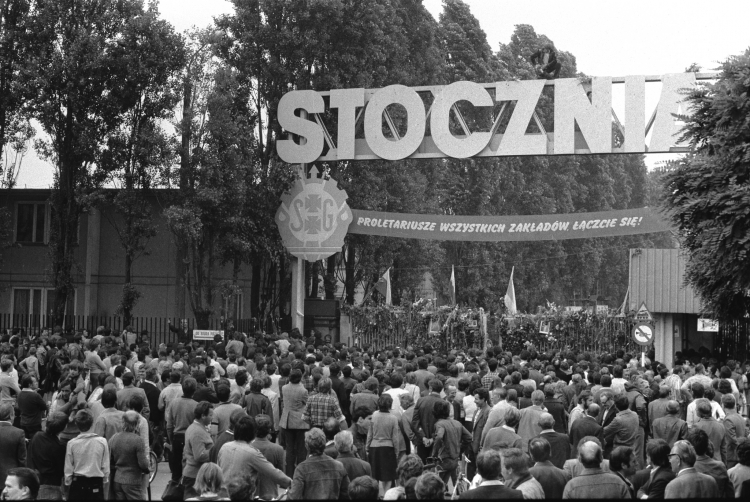 Gdańsk, 30 sierpnia 1980 r. Stocznia Gdańska, trwa strajk zapoczątkowany żądaniem przywrócenia do pracy pracownicy stoczni Anny Walentynowicz. Nz. rodziny strajkujących za bramą stoczni. Fot. PAP/CAF/Janusz Uklejewski