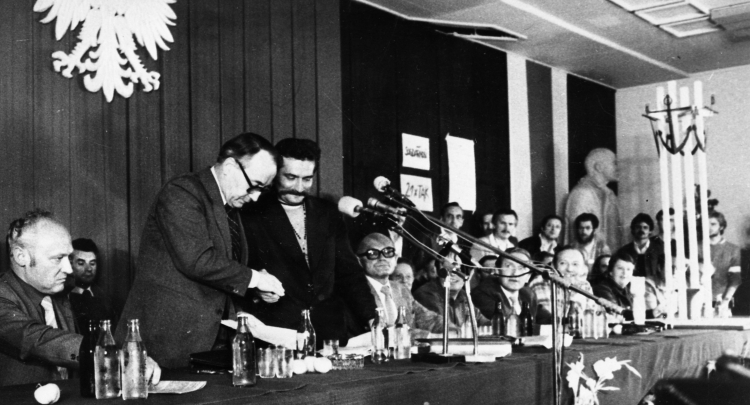 Podpisanie porozumień gdańskich - Lech Wałęsa i Mieczysław Jagielski w sali BHP Stoczni im. Lenina 31 sierpnia 1980 r., fot. PAP/Zbigniew Trybek