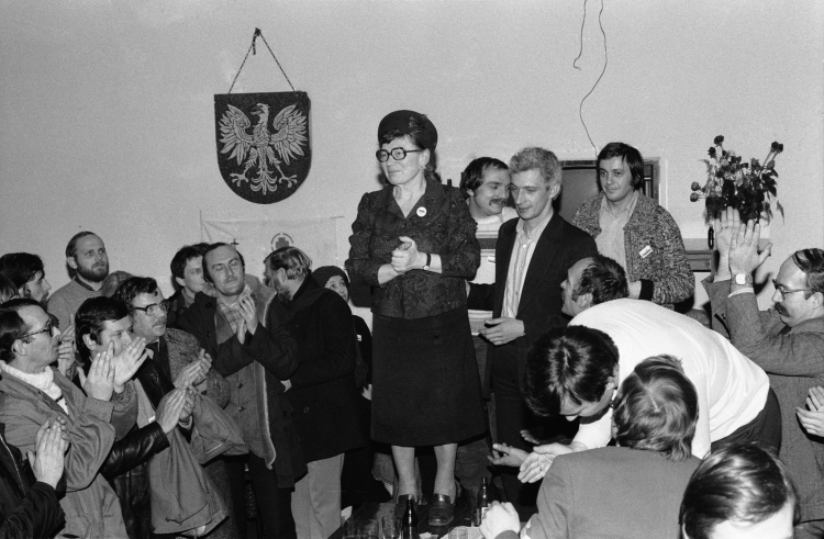 Anna Walentynowicz ze strajkującymi pracownikami służby zdrowia, oświaty i kultury - Urząd Wojewódzki w Gdańsku 16 listopada 1980 r. Fot. PAP/CAF/Stefan Kraszewski .