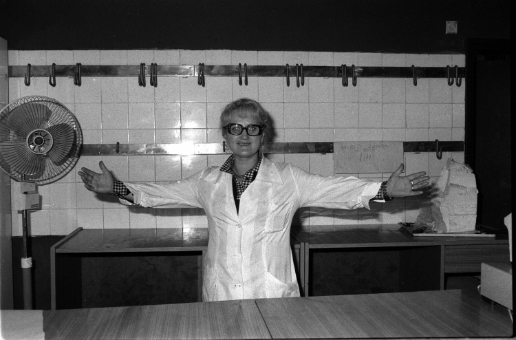 Warszawa 30.07.1981. Mimo wprowadzenia reglamentacji towarów stale występowały niedobory na rynku i braki w zaopatrzeniu sklepów w produkty żywnościowe. Nz. puste półki w sklepie spożywczym. PAP/Tomasz Langda 