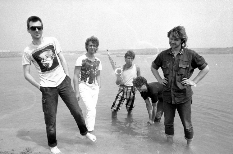 Zespół „Tilt”. Z lewej założyciel i wokalista Tomek Lipiński. Z prawej Andrzej Piaseczny, 1989 r. Fot. PAP/Maciej Sochor