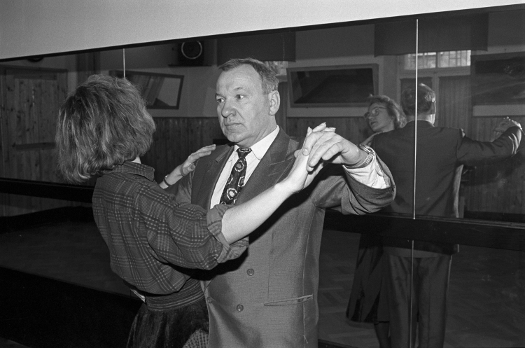 Warszawa, 31.03.1992. Szkoła Tańca Krzysztofa Polańskiego przy ul. Wilczej 19. Jej korzenie sięgają czasów przedwojennych. Została założona w 1927 roku przez profesora Stanisława Kłosowskiego. Na zdjęciu: Krzysztof Polański, właściciel szkoły od 1975 roku. Fot. PAP/Longin Wawrynkiewicz