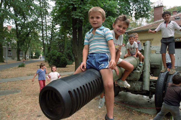Chorwacja, Varaždin, 27.08.1992. Jeden z obozów dla uchodźców ze zniszczonych podczas konfliktu bałkańskiego miast, na terenie byłych koszar Jugosłowiańskiej Armii Ludowej. Fot. PAP/Paweł Kopczyński