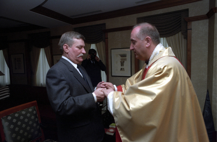 Lech Wałęsa i kapelan prezydenta Wałęsy ksiądz prałat Franciszek Cybula podczas mszy świętej w hotelu Mayflower w Waszyngtonie, USA, 21 kwietnia 1993 r. Fot. PAP/Maciej Belina Brzozowski