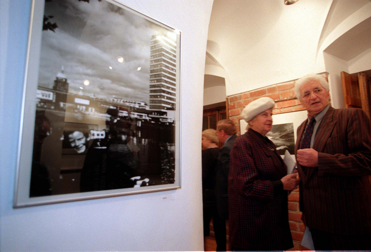 Zbyszko Siemaszko na wystawie jego zdjęć pt. „Stolice Europy” w Warszawie w 1999 r. Fot. PAP/Radek Pietruszka