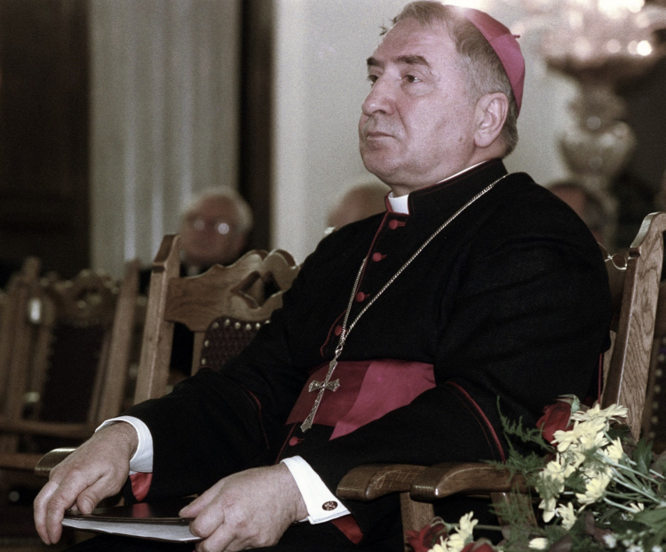 Nuncjusz apostolski, abp Józef Kowalczyk, 1999 r. Fot. PAP/Przemek Wierzchowski