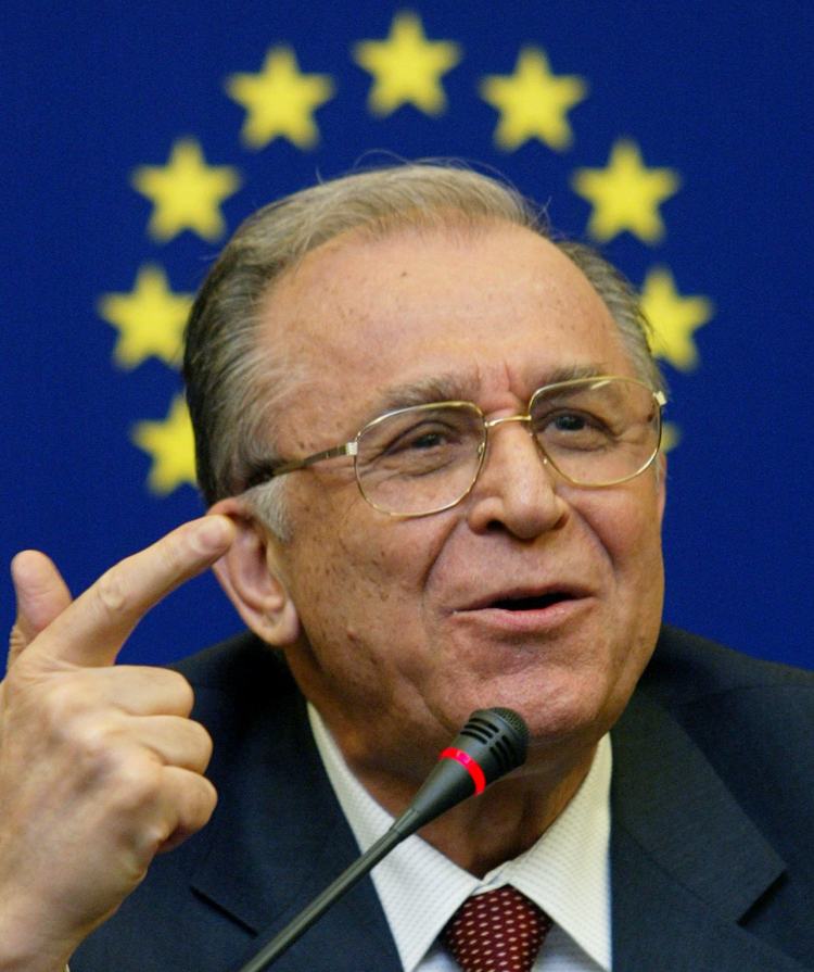 Prezydent Rumunii Ion Iliescu podczas konferencji prasowej po wygłoszeniu przemówienia w Parlamencie Europejskim w Strasburgu w 2003 r. Fot. PAP/EPA (SIPA-PRESS/CHRISTIAN HARTMANN)