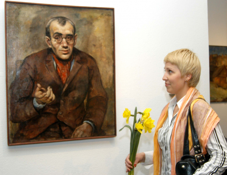 Portret Efraima Mandelbauma autorstwa Romana Kramsztyka (1885-1943) na wystawie "Nasi bracia starsi" w Żydowskim Instytucie Historycznym, 14 kwietnia 2004 r. Fot. PAP/Andrzej Rybczyński