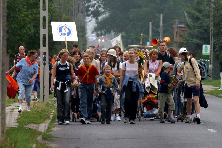 Piesza pielgrzymka z Łodzi do Sanktuarium Maryjnego na Jasnej Górze, 2004 r. PAP/Grzegorz Michałowski