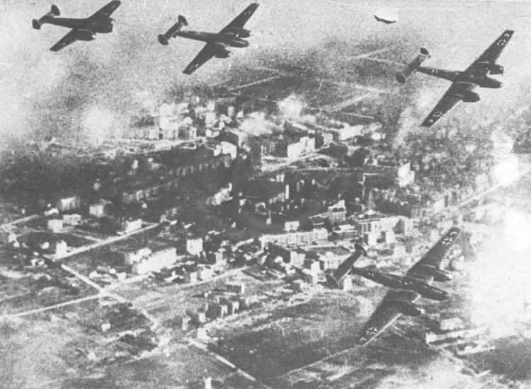 Zdjęcie archiwalne pokazujące niemieckie samoloty bombardujące polskie miasto we wrześniu 1939 r. Fot. PAP/zdjęcie archiwalne