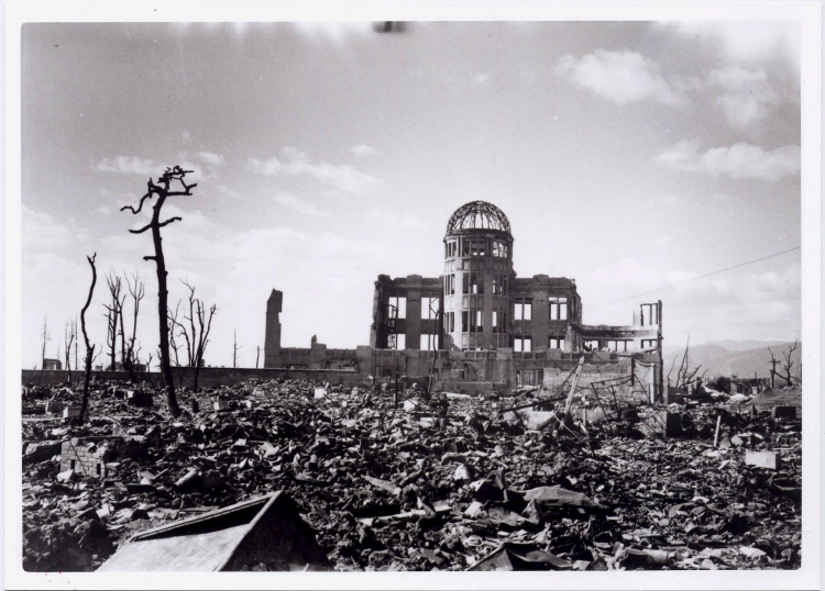 Na zdjęciu archiwalnym zrobionym przez amerykańskie wojsko 6 sierpnia 1945, obraz Hiroszimy po zrzuceniu przez Amerykanów bomby atomowej na to miasto. Fot. PAP/EPA/A PEACE MEMORIAL MUSEUM HANDOUT