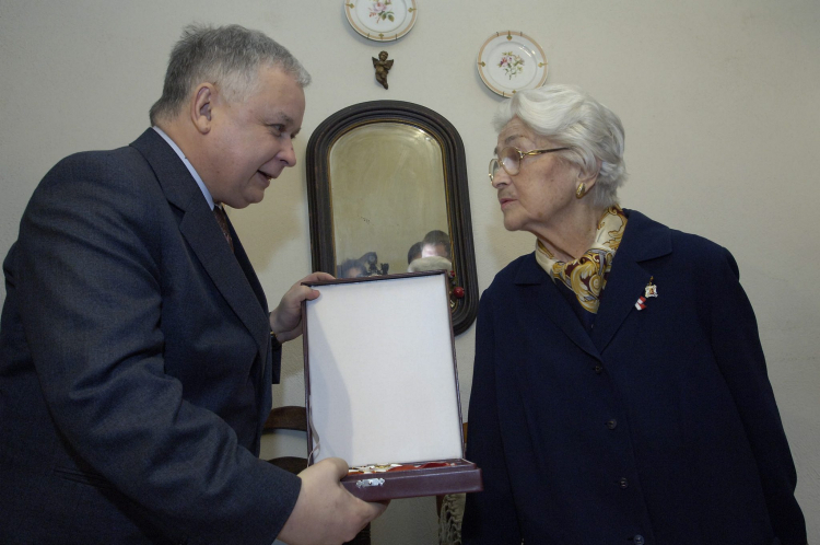 Waszyngton, USA, 10 lutego 2006 r. Prezydent Polski Lech Kaczyński podczas spotkania z Zofią Korbońską. Fot. PAP/ Jacek Turczyk