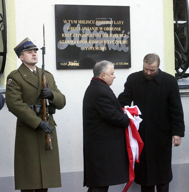 Prezydent Lech Kaczyński (C) i działacz Solidarności Piotr Bednarz (P) podczas uroczystości odsłonięcia tablicy pamiątkowej na budynku byłej fabryki Dolmel we Wrocławiu z okazji 25. rocznicy wprowadzenia stanu wojennego, grudzień 2006 r. Fot. PAP/Adam Hawałej