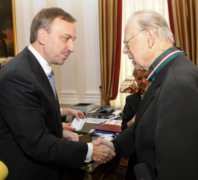 Minister kultury i dziedzictwa narodowego Bogdan Zdrojewski wręczył złoty medal "Zasłużony kulturze - Gloria Artis" krytykowi Jerzemu Płażewskiemu, 29 października 2008 r. Fot. PAP/Andrzej Rybczyński